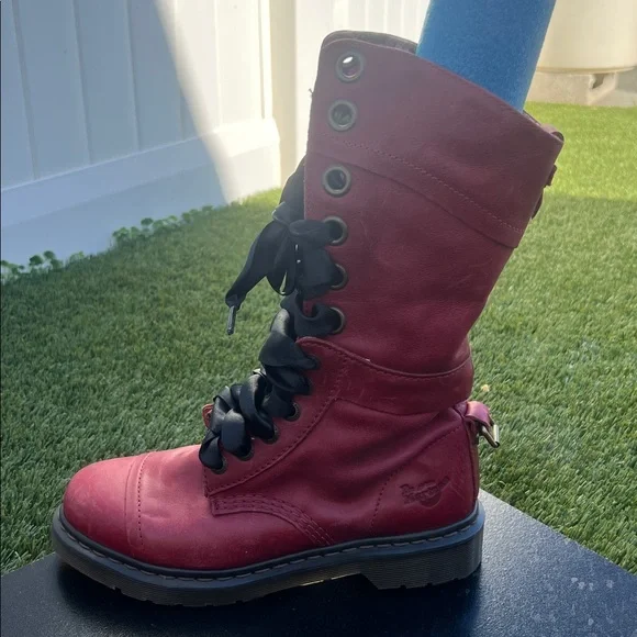 Dr. Martens 12-eyelet boot. Size 8 - Picture 10 of 12